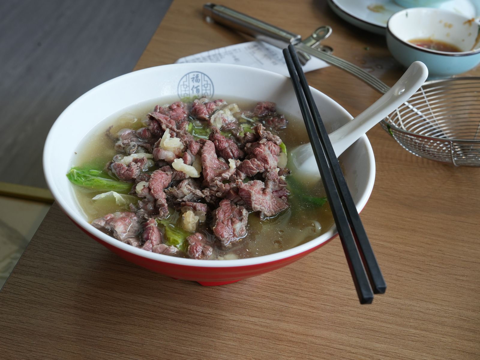 清汤牛肉面配萝卜香菜辣油