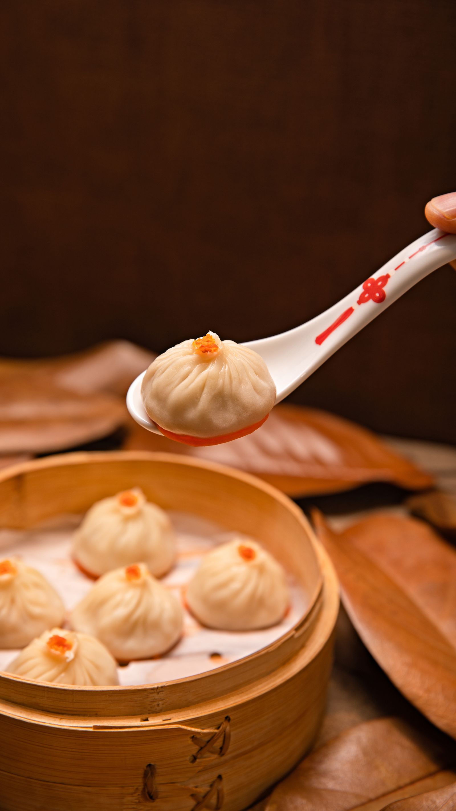 竹笼里皮薄透亮的小笼包