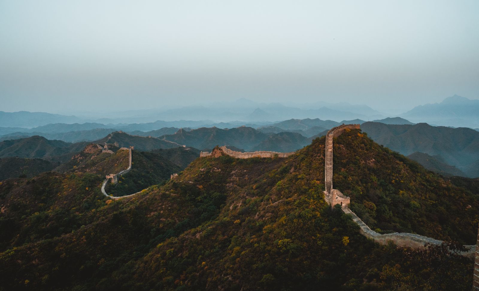 明长城沿山脊蜿蜒的雄姿