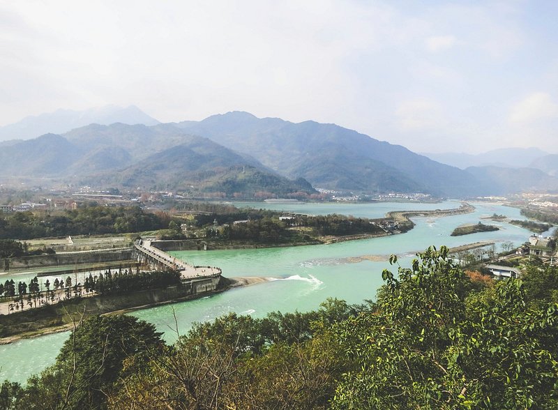 都江堰鱼嘴分水堤与岷江水流